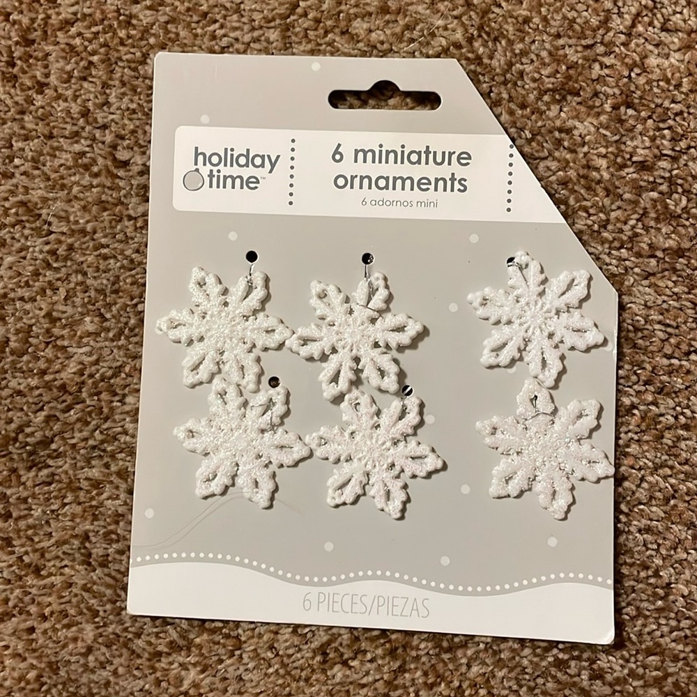 Holiday Time 6 Minature Ornaments snowflakes